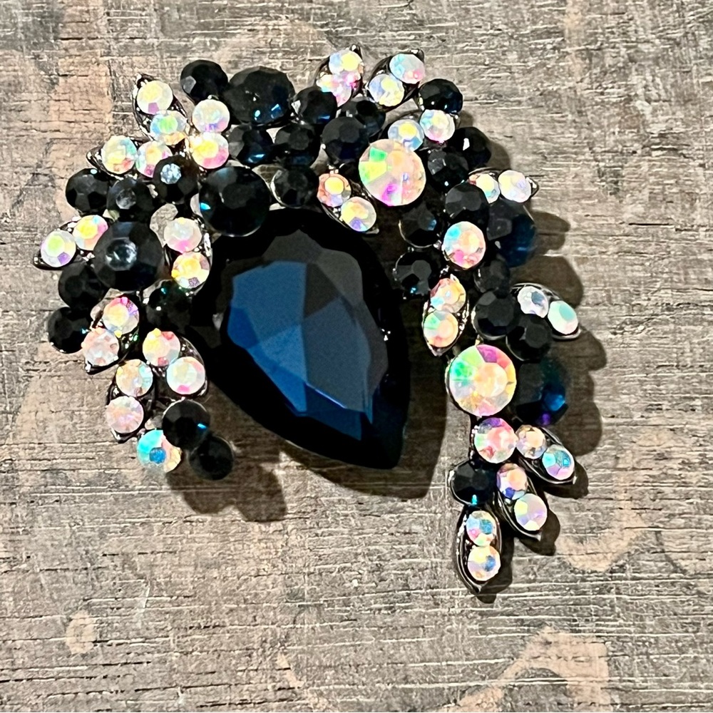 💥 NEW Rhinestone / Aurora Borealis Pin - Gorgeous